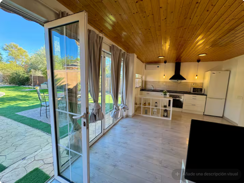 Cocina abierta al salón con vistas al jardín