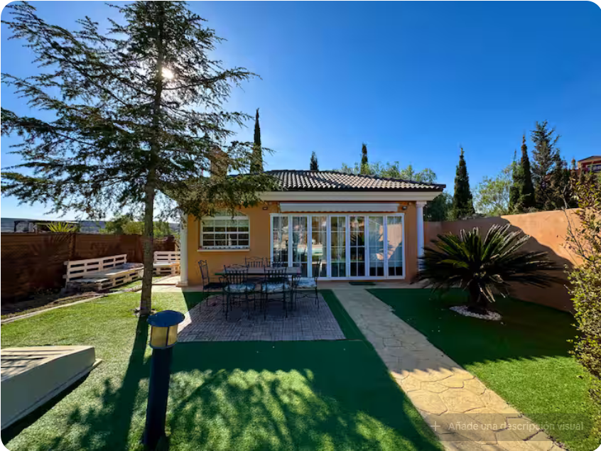 Jardín trasero con vistas a la casa