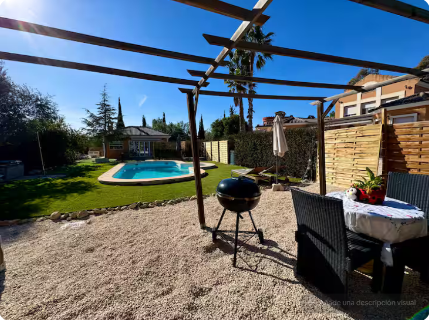 Zona chill out junto a la piscina