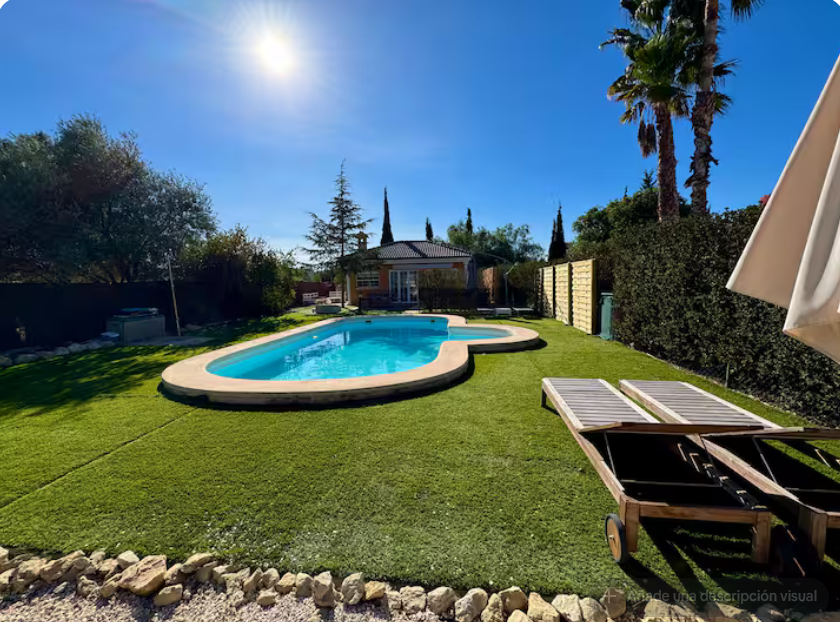 Zona de barbacoa junto a la piscina